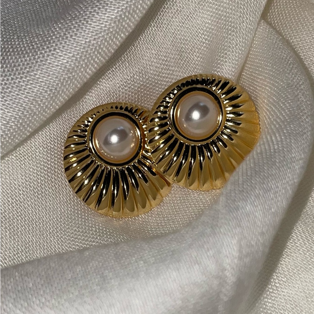 Elegant Gold and Pearl Textured Round Earrings